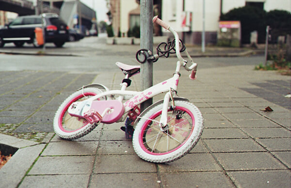 angeschlossenes Kinderfahrrad